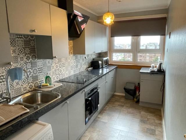 West End Hidden Gem - Modern 2-Bedroom Apartment With Residents Patio Глазго Экстерьер фото