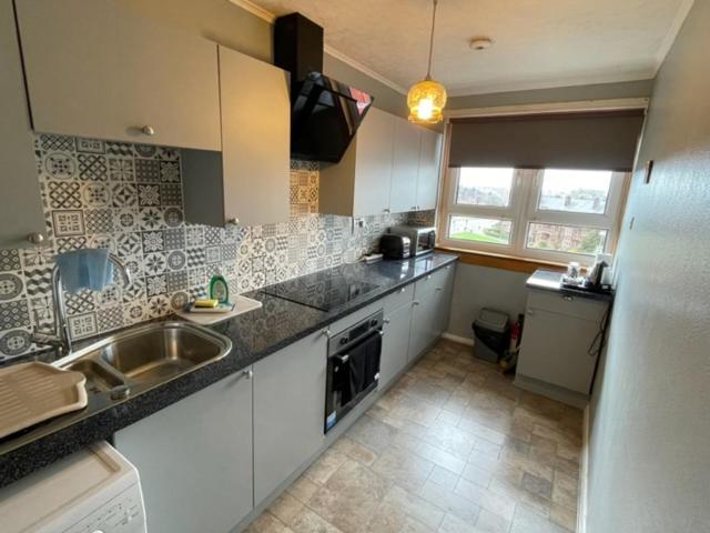 West End Hidden Gem - Modern 2-Bedroom Apartment With Residents Patio Глазго Экстерьер фото